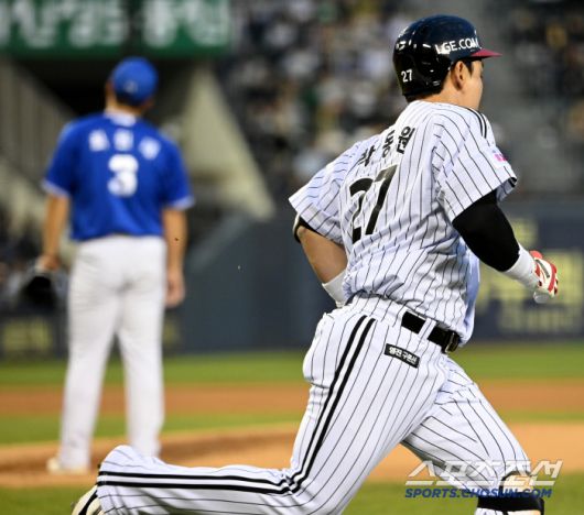 16일 잠실야구장에서 열린 삼성과 LG의 경기, 2회말 2사 1루 LG 박동원이 삼성 최원태에게 동점 2점홈런을 날린 후 질주하고 있다. 잠실=허상욱 기자wook@sportschosun.com/2025.04.16/