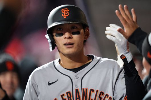 이정후가 17일 필라델피아 원정경기에서 올 시즌 7번째 멀티히트 경기를 달성하며 타율을 0.338(68타수 23안타)로 끌어올렸다. 뿐만 아니라 타율(0.338-ML 8위, NL 5위), 장타율(0.647-ML 6위, NL 3위) OPS(1.042-ML 8위, NL 4위) 등에서 전부 리그 톱 10안에 이름을 올렸다. 이 수치 모두 샌프란시스코 팀내 1위다. 이정후가 확실히 팀의 해결사로 자리매김 했다는 의미다.  특히 이날 5회초 시즌 10호 2루타를 날리며 MLB 최다 2루타 부문 1위에 당당히 이름을 올렸다. 2위 카일 파머(콜로라도)보다 1개 더 많다. 17경기에서 10개의 2루타를 쳤다.   <저작권자(c) 연합뉴스, 무단 전재-재배포, AI 학습 및 활용 금지>