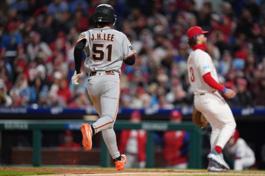 이정후가 17일 필라델피아 원정경기에서 올 시즌 7번째 멀티히트 경기를 달성하며 타율을 0.338(68타수 23안타)로 끌어올렸다. 뿐만 아니라 타율(0.338-ML 8위, NL 5위), 장타율(0.647-ML 6위, NL 3위) OPS(1.042-ML 8위, NL 4위) 등에서 전부 리그 톱 10안에 이름을 올렸다. 이 수치 모두 샌프란시스코 팀내 1위다. 이정후가 확실히 팀의 해결사로 자리매김 했다는 의미다.  특히 이날 5회초 시즌 10호 2루타를 날리며 MLB 최다 2루타 부문 1위에 당당히 이름을 올렸다. 2위 카일 파머(콜로라도)보다 1개 더 많다. 17경기에서 10개의 2루타를 쳤다.   <저작권자(c) 연합뉴스, 무단 전재-재배포, AI 학습 및 활용 금지>