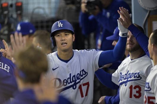 1회말 솔로홈런을 치고 들어와 동료들과 하이파이브를 하고 있는 오타니. Imagn Images연합뉴스