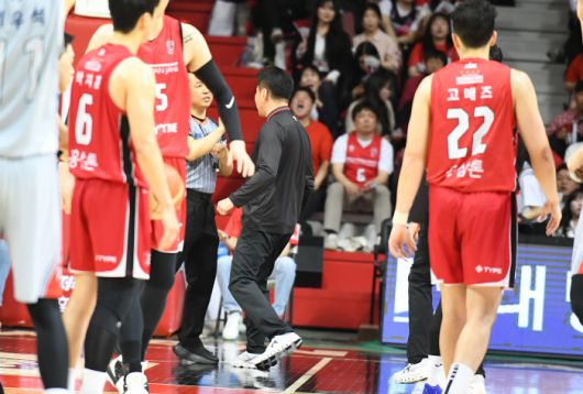 김상식 감독의 격렬하 항의. 사진제공=KBL