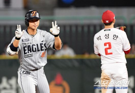 17일 인천 SSG랜더스필드에서 열린 SSG 랜더스와 한화 이글스의 경기. 7회초 1사 2루 한화 최인호가 적시타를 날린 뒤 환호하고 있다. 인천=박재만 기자 pjm@sportschosun.com/2025.04.17/