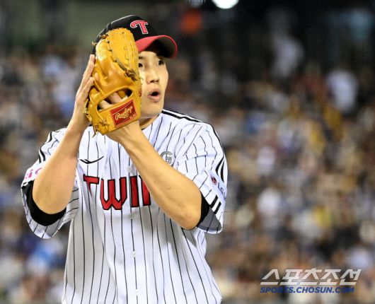 16일 잠실야구장에서 열린 삼성과 LG의 경기, 6회초 2사 1,2루의 위기를 넘긴 LG 임찬규가 더그아웃으로 향하고 있다. 잠실=허상욱 기자wook@sportschosun.com/2025.04.16/