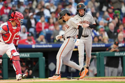 이정후가 1회초 적시타를 치고 나간 뒤 후속 윌머 플로레스의 밀어내기 볼넷 때 홈을 밟고 있다. Imagn Images연합뉴스