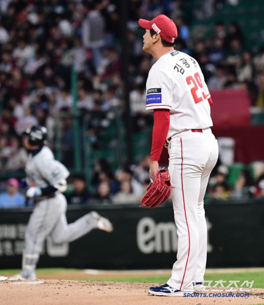 16일 인천 SSG랜더스필드에서 열린 KBO리그 SSG와 한화의 경기. 4회 SSG 김광현 상대 역전 투런포를 날린 한화 노시환. 인천=송정헌 기자songs@sportschosun.com/2025.04.16/