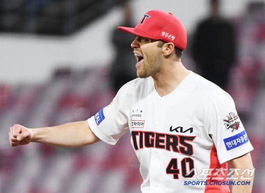 15일 광주 기아 챔피언스필드에서 열린 KT-KIA전. 6회초 무사 김민혁의 타구를 유격수 박찬호가 호수비로 처리하자 네일이 환호하고 있다. 광주=정재근 기자 cjg@sportschosun.com/2025.4.15/