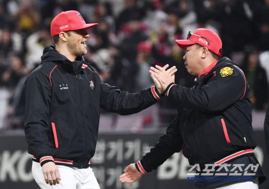 15일 광주 기아 챔피언스필드에서 열린 KT-KIA전. KIA가 1대0으로 승리했다. 6이닝 무실점으로 역투한 네일이 이범호 감독과 하이파이브하고 있다. 광주=정재근 기자 cjg@sportschosun.com/2025.4.15/