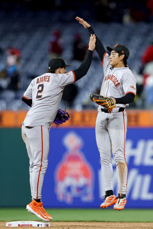 이정후와 윌리 아다메스가 승리 후 하이파이브를 하고 있다. AFP연합뉴스