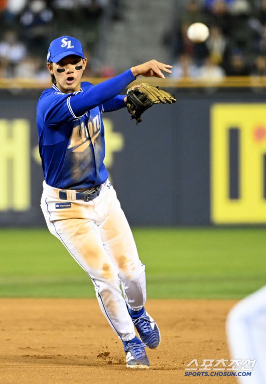 17일 잠실야구장에서 열린 LG와 삼성의 경기, 7회말 2사 1루 삼성 2루수 심재훈이 LG 김현수의 타구를 잡아 1루로 던지고 있다. 잠실=허상욱 기자wook@sportschosun.com/2025.04.17/
