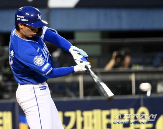 17일 잠실야구장에서 열린 LG와 삼성의 경기, 3회초 삼성 심재훈이 내야안타를 치고 있다. 잠실=허상욱 기자wook@sportschosun.com/2025.04.17/