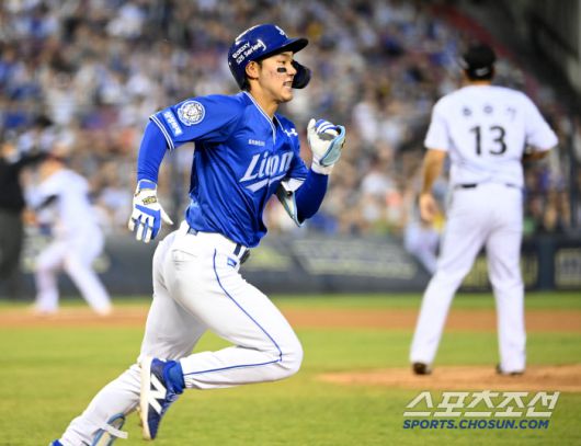 17일 잠실야구장에서 열린 LG와 삼성의 경기, 3회초 삼성 심재훈이 내야안타를 치고 질주하고 있다. 잠실=허상욱 기자wook@sportschosun.com/2025.04.17/