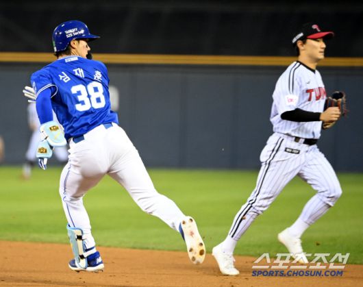 17일 잠실야구장에서 열린 LG와 삼성의 경기, 3회초 삼성 심재훈이 내야안타를 치고 상대 송구 실책에 2루로 향하고 있다. 잠실=허상욱 기자wook@sportschosun.com/2025.04.17/