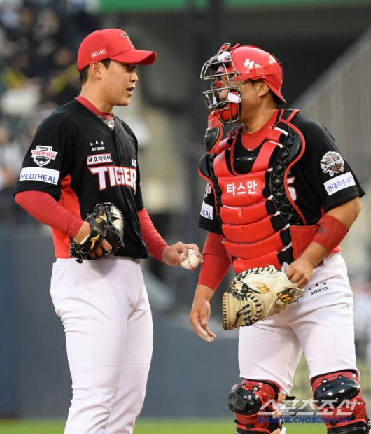 18일 잠실구장에서 열린 두산 베어스와 KIA 타이거즈의 경기. KIA 윤영철과 포수 김태군이 대화를 나누고 있다. 잠실=박재만 기자 pjm@sportschosun.com/2025.04.18/