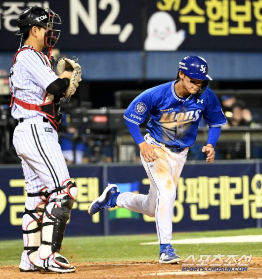 8회초 선두타자로 나서 볼넷으로 출루