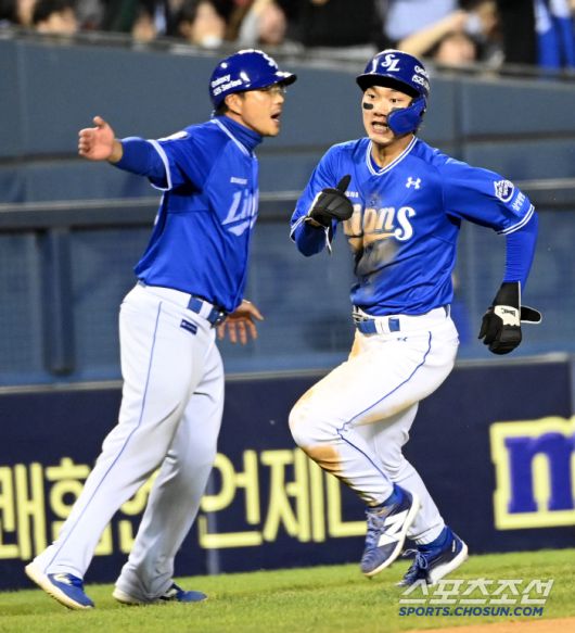 이재현의 2루타에 홈으로 파고드는 2루주자 심재훈