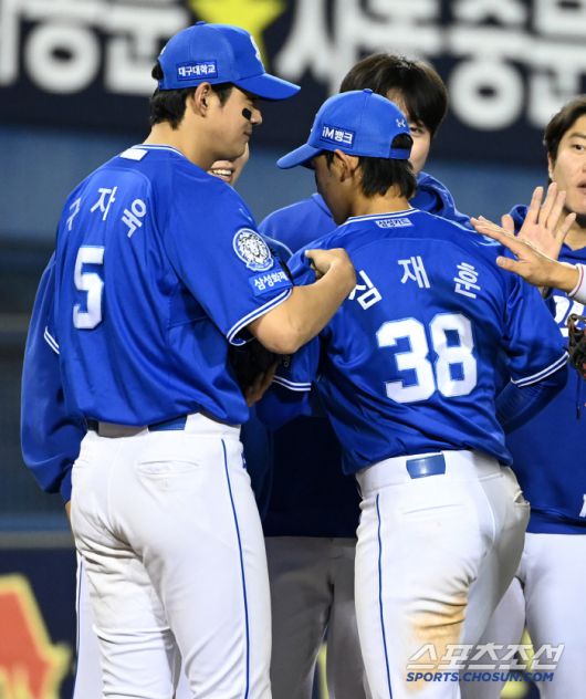 심재훈을 선수단 가장 앞 쪽으로 끌어당기는 캡틴 구자욱