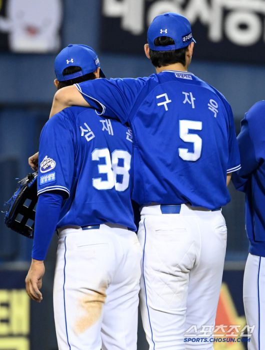 '오늘 고생 많았어' 캡틴의 다정한 어깨 동무를 받는 루키