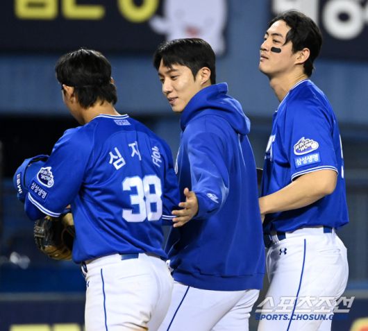 승리투수 원태인도 다정한 손길을