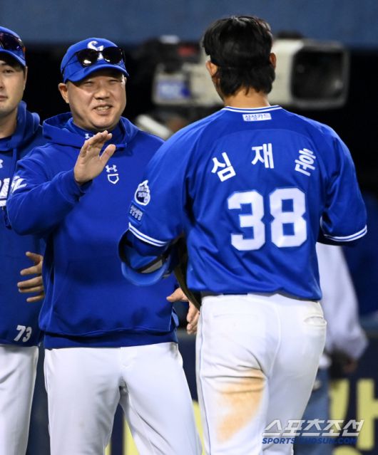 심재훈을 미소로 맞는 박진만 감독