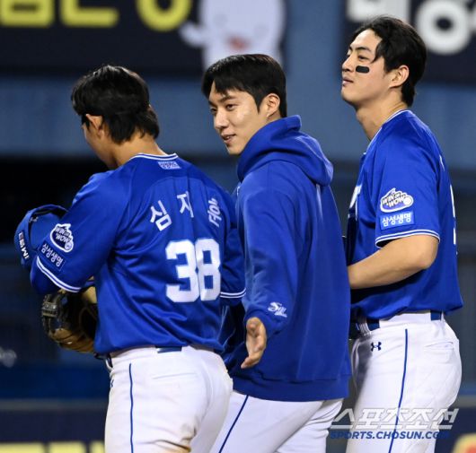 이날 경기 데뷔 첫 안타와 4출루 경기를 펼친 루키 심재훈을 맞이하는 승리투수 원태인과 캡틴 구자욱