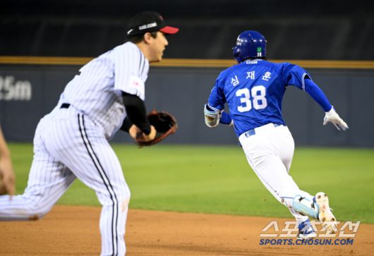 내야안타로 진루한 심재훈이 상대 실책을 노려 2루로 향하고