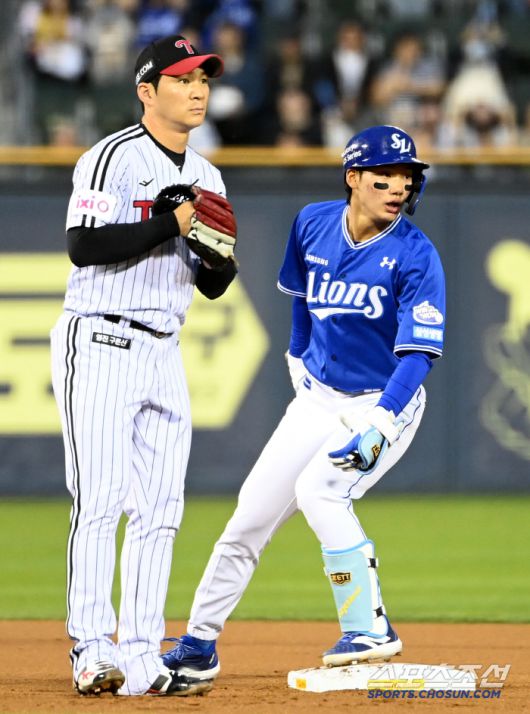 2루 베이스를 밟는데 성공, 심재훈의 프로 데뷔 첫 안타가 완성되는 순간