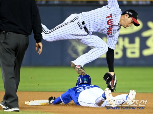 6회초 2사 1루 김성윤 타석때 2루 도루를 성공하는 심재훈