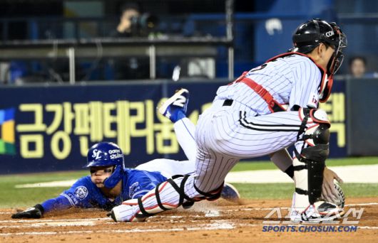 6회초 2사 2루 김성윤의 적시타에 득점에 성공하는 2루주자 심재훈
