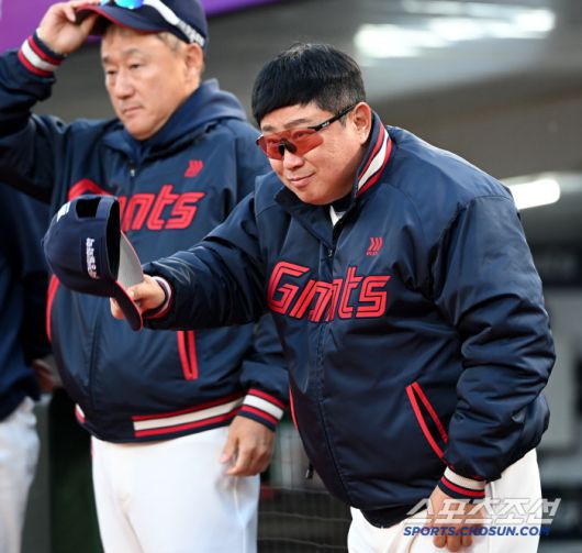 8일 부산 사직야구장에서 열린 KIA와 롯데의 경기, 롯데 김태형 감독이 심판진에 인사하고 있다. 부산=허상욱 기자wook@sportschosun.com/2025.04.08/