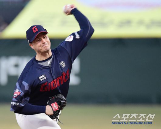 25일 인천 SSG랜더스필드에서 열린 KBO리그 SSG와 롯데의 경기. 선발 투구하고 있는 롯데 데이비슨.