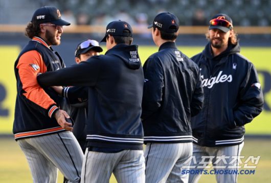 25일 잠실야구장에서 열린 한화와 LG의 경기, 한화 문동주, 엄상백, 폰세가 선발 등판에 앞서 워밍업을 하는 류현진의 옆에서 이야기를 나누고 있다. 잠실=허상욱 기자wook@sportschosun.com/2025.03.25/