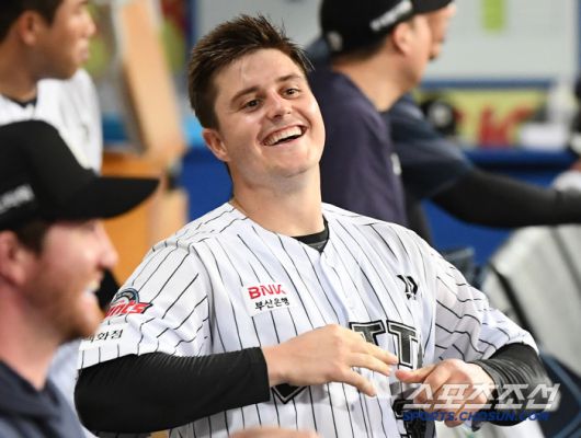 18일 대구 라이온즈파크에서 열린 롯데-삼성전. 5회초 2사 2루 레이예스가 투런포를 치고 들어오자 선발투수 데이비슨이 기뻐하고 있다. 대구=정재근 기자 cjg@sportschosun.com/2025.4.18/