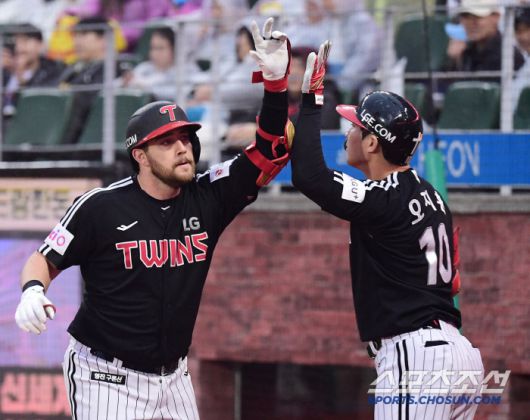 19일 인천 SSG랜더스필드에서 열린 KBO리그 SSG와 LG의 경기. 4회 3점 홈런을 날린 LG 오스틴. 인천=송정헌 기자songs@sportschosun.com/2025.04.19/