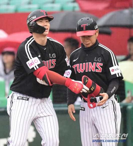 19일 인천 SSG랜더스필드에서 열린 KBO리그 SSG와 LG의 경기. 2회 1타점 적시타 날린 LG 홍창기. 인천=송정헌 기자songs@sportschosun.com/2025.04.19/