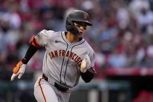 샌프란시스코 자이언츠 이정후가 19일(한국시각) 에인절스타디움에서 열린 LA 에인절스전에서 1회초 3루쪽으로 기습번트를 대고 1루로 달려나가고 있다. AP연합뉴스