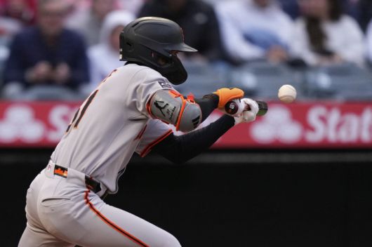 이정후가 1회 3루쪽으로 기습번트를 대고 있다. AP연합뉴스