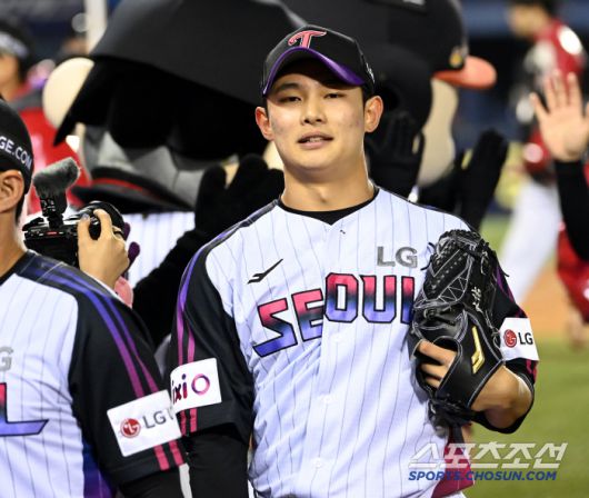 4일 잠실야구장에서 열린 KIA와 LG의 경기, LG가 8대2로 승리했다. 승리의 기쁨을 나누는 LG 김영우의 모습. 잠실=허상욱 기자 wook@sportschosun.com/2025.04.04/