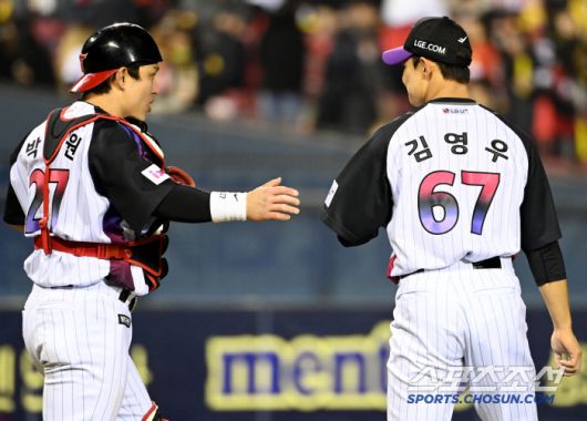 4일 잠실야구장에서 열린 KIA와 LG의 경기, LG가 8대2로 승리했다. 승리의 기쁨을 나누는 김영우-박동원 배터리의 모습. 잠실=허상욱 기자 wook@sportschosun.com/2025.04.04/