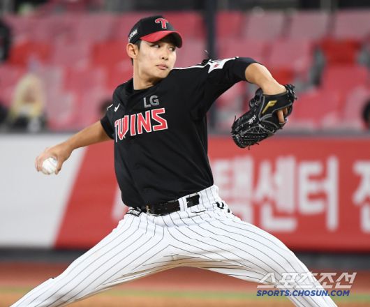 2일 수원 KT위즈파크에서 열린 LG-KT전. 김영우가 투구하고 있다. 수원=정재근 기자 cjg@sportschosun.com/2025.4.2/