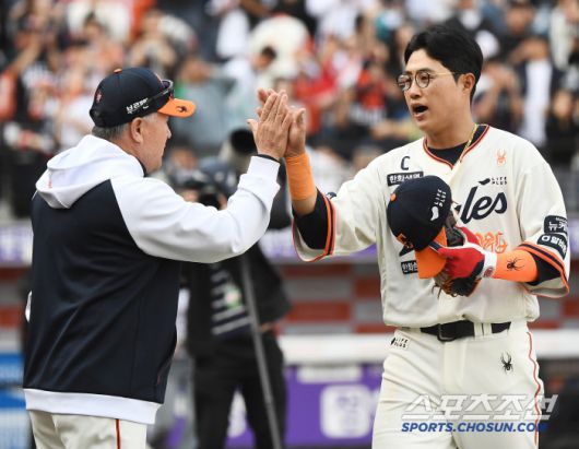 20일 대전 한화생명볼파크에서 열린 NC-한화전. 한화가 7대1로 승리했다. 김경문 감독이 채은성과 하이파이브하고 있다. 대전=정재근 기자 cjg@sportschosun.com/2025..4.20/