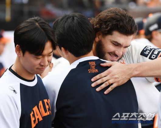 20일 대전 한화생명볼파크에서 열린 NC-한화전. 7이닝 무실점으로 호투한 폰세가 문동주와 포옹하고 있다. 대전=정재근 기자 cjg@sportschosun.com/2025..4.20/