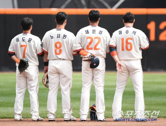 20일 대전 한화생명볼파크에서 열린 NC-한화전. 이도윤 노시환 채은성 하주석이 국민의례를 하고 있다. 대전=정재근 기자 cjg@sportschosun.com/2025..4.20/