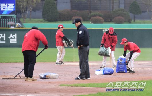 19일 인천 SSG랜더스필드에서 열린 KBO리그 SSG와 LG의 경기. 4회초 우천으로 경기를 중단됐다. 그라운드 정비를 하고 있는 경기장 진행 요원들. 인천=송정헌 기자songs@sportschosun.com/2025.04.19/