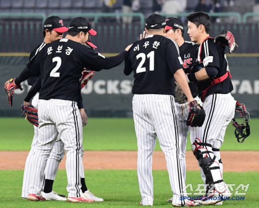 19일 인천 SSG랜더스필드에서 열린 KBO리그 SSG와 LG의 경기. LG가 SSG에 승리하며 위닝시리즈를 확보했다. 경기 종료 후 승리의 기쁨을 나누고 있는 LG 선수들. 인천=송정헌 기자songs@sportschosun.com/2025.04.19/