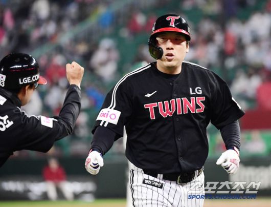 19일 인천 SSG랜더스필드에서 열린 KBO리그 SSG와 LG의 경기. 8회 1타점 볼넷 후 교체되는 LG 김현수. 인천=송정헌 기자songs@sportschosun.com/2025.04.19/