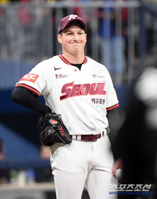 9일 서울 고척스카이돔에서 열린 키움 히어로즈와 LG 트윈스의 경기. 9회초 무사 1,2루 키움 로젠버그가 마운드에서 내려오고 있다. 고척=박재만 기자 pjm@sportschosun.com/2025.04.09/