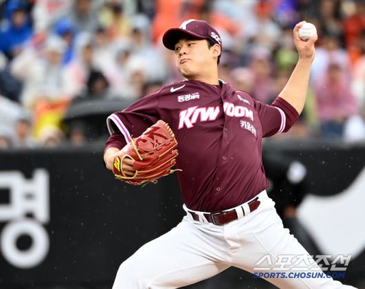 12일 대전 한화생명볼파크에서 열린 키움과 한화의 경기, 키움 선발투수 정현우가 역투하고 있다. 대전=허상욱 기자wook@sportschosun.com/2025.04.12/