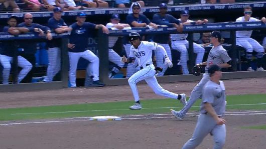 탬파베이 챈들러 심슨이 6회말 1-2루간 땅볼을 치고 전력질주해 1루에서 세이프되고 있다. 양키스 투수 맥스 프리드가 베이스커버를 들어갔으나, 1루수 폴 골드슈미트가 타구를 놓친 상황이었다. 정상적인 수비가 이뤄졌다고 해도 세이프가 됐을 것으로 판단한 기록원은 당초 주었던 실책을 안타로 수정했다. 사진=MLB.TV 캡처