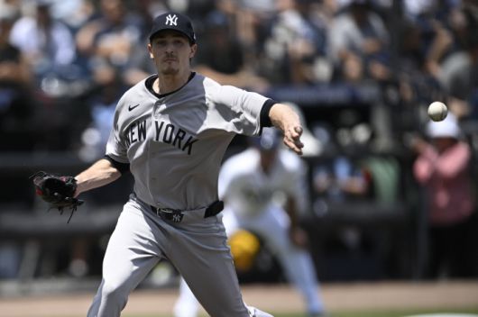 맥스 프리드가 1회말 1루주자 주니어 카미네로에 견제구를 던지고 있다. AP연합뉴스