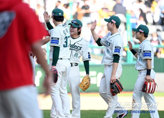 20일 인천SSG랜더스필드에서 열린 SSG와 LG의 경기, SSG가 9대3으로 승리하며 6연패에서 탈출했다. 승리의 기쁨을 나누는 SSG 선수들의 모습. 인천=허상욱 기자wook@sportschosun.com/2025.04.20/